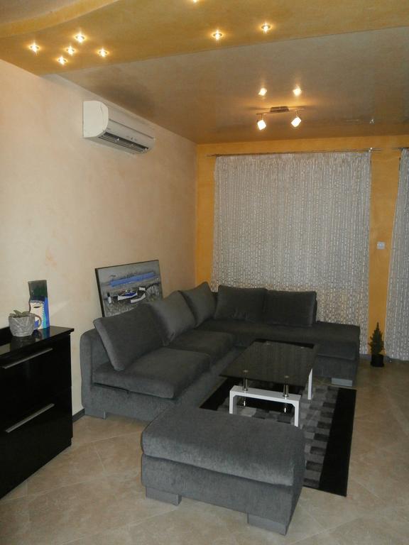 Art Apartment Kiril And Metodi Square Burgas Bilik gambar